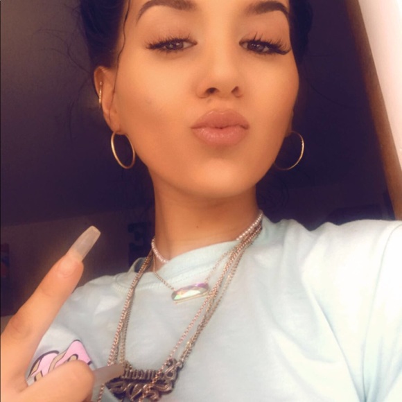 Meet your Posher, Samantha ✌🏼🤍☀️ - Picture 3 of 6